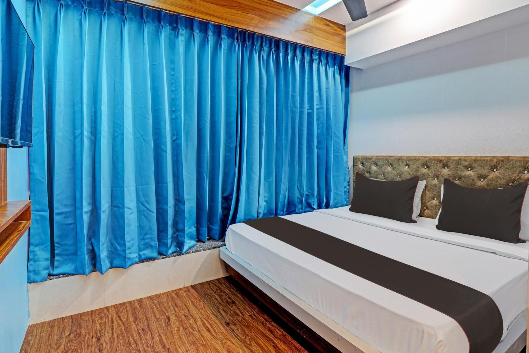 Collection O Hotel Swarg Surat Exterior foto