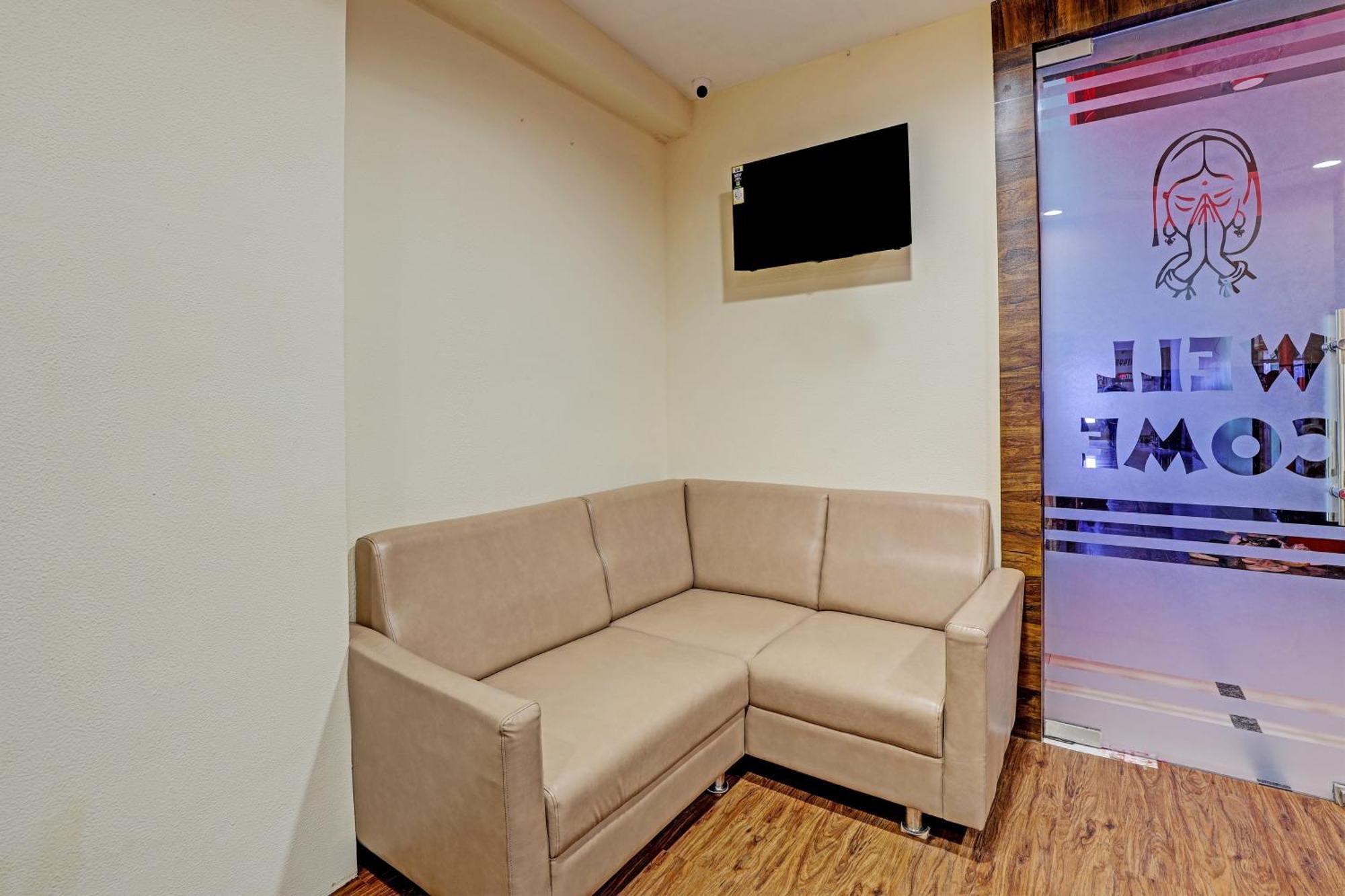 Collection O Hotel Swarg Surat Exterior foto